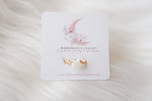 Load image into Gallery viewer, Mini wire wrapped mother of pearl star rings