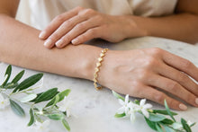 Load image into Gallery viewer, Dainty Gold Sea Shell Chain Bracelet