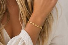 Load image into Gallery viewer, Dainty Gold Sea Shell Chain Bracelet
