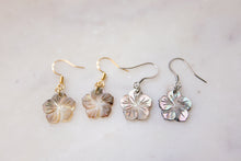 Load image into Gallery viewer, Hibiscus Shell Earrings