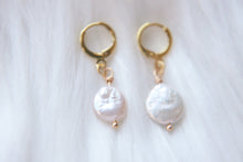 Load image into Gallery viewer, Fresh water pearl huggie hoop earrings