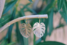 Load image into Gallery viewer, Golden monstera earrings