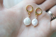 Load image into Gallery viewer, Fresh water pearl huggie hoop earrings