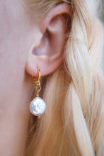 Load image into Gallery viewer, Fresh water pearl huggie hoop earrings