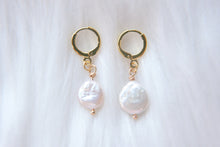 Load image into Gallery viewer, Fresh water pearl huggie hoop earrings