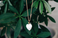 Load image into Gallery viewer, Monstera Leaf Mother of Pearl Necklace